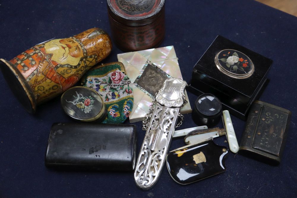 A collection of snuff boxes, pen knives, etc.